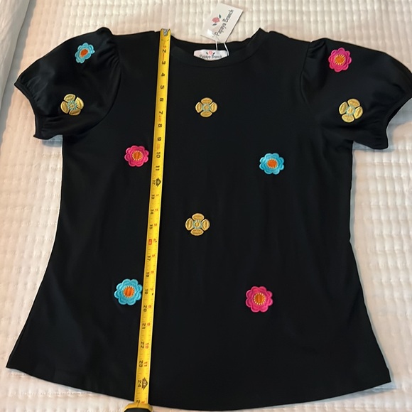 🌼BLACK FLOWER EMBROIDERED TOP🌼 - Picture 4 of 6